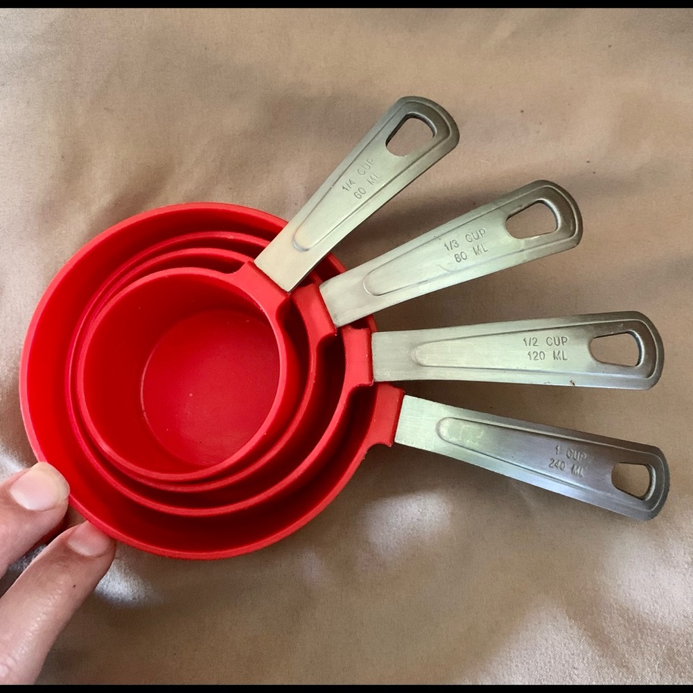 Plastic measuring cups